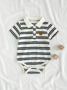 SHEIN Vintaside Kids 幼儿男童夏季短袖翻领连体衣，罗纹翻领设计，舒适贴身，不易变形，经典蓝白条纹图案，简约大方，前襟纽扣闭合，开裆设计方便穿脱，正面绣有骑马图案，精致可爱，适合洗礼、婚礼、派对、正式场合、摄影、度假、上学、鸡尾酒会、生日和日常穿着。 - 黑色 - 查看 9