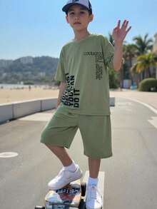 Fantacosmos Set de 2 piezas de camiseta de manga corta con estampado de letras gráficas y pantalones cortos casuales para niños, adecuado para actividades al aire deportes de primavera/verano