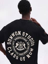 SUMWON 工作室图案T恤，背面印有圆形Logo，圆领短袖，常规版型