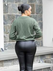 Melissa Matos Pull à manches longues vert à col polo et motif losanges pour femme, collection automne/hiver 2025. Élégant et à la mode, il est parfait pour le travail, les trajets quotidiens, les affaires et les occasions décontractées. Il convient également aux occasions formelles comme les mariages, les concerts, les petits-déjeuners/déjeuners, les aéroports, la fête nationale, le Nouvel An, Noël et Halloween. - Militaire verte - Voir 2