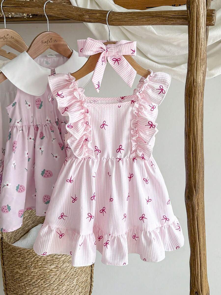 SHEIN Vintaside Kids 这款粉白格纹吊带连衣裙，搭配可爱的草莓印花，营造出清新自然的氛围。肩部饰以荷叶边，完美诠释了夏日时尚优雅活泼的气质。A字版型，采用轻盈透气的面料，适合假日派对、周岁婚礼、景区游览、拍照等各种场合穿着。 - 粉色 - 查看 1