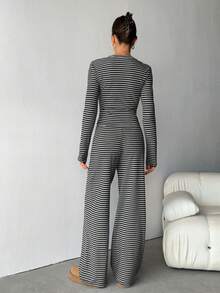 SHEIN Tall 女士休闲家居睡衣套装,包含条纹圆领长袖T恤和宽松条纹直筒裤,适合日常穿着、运动、春夏/夏季、返校季穿着。棕色条纹两件套,舒适两件套,长袖两件套。 - 灰色 - 查看 3