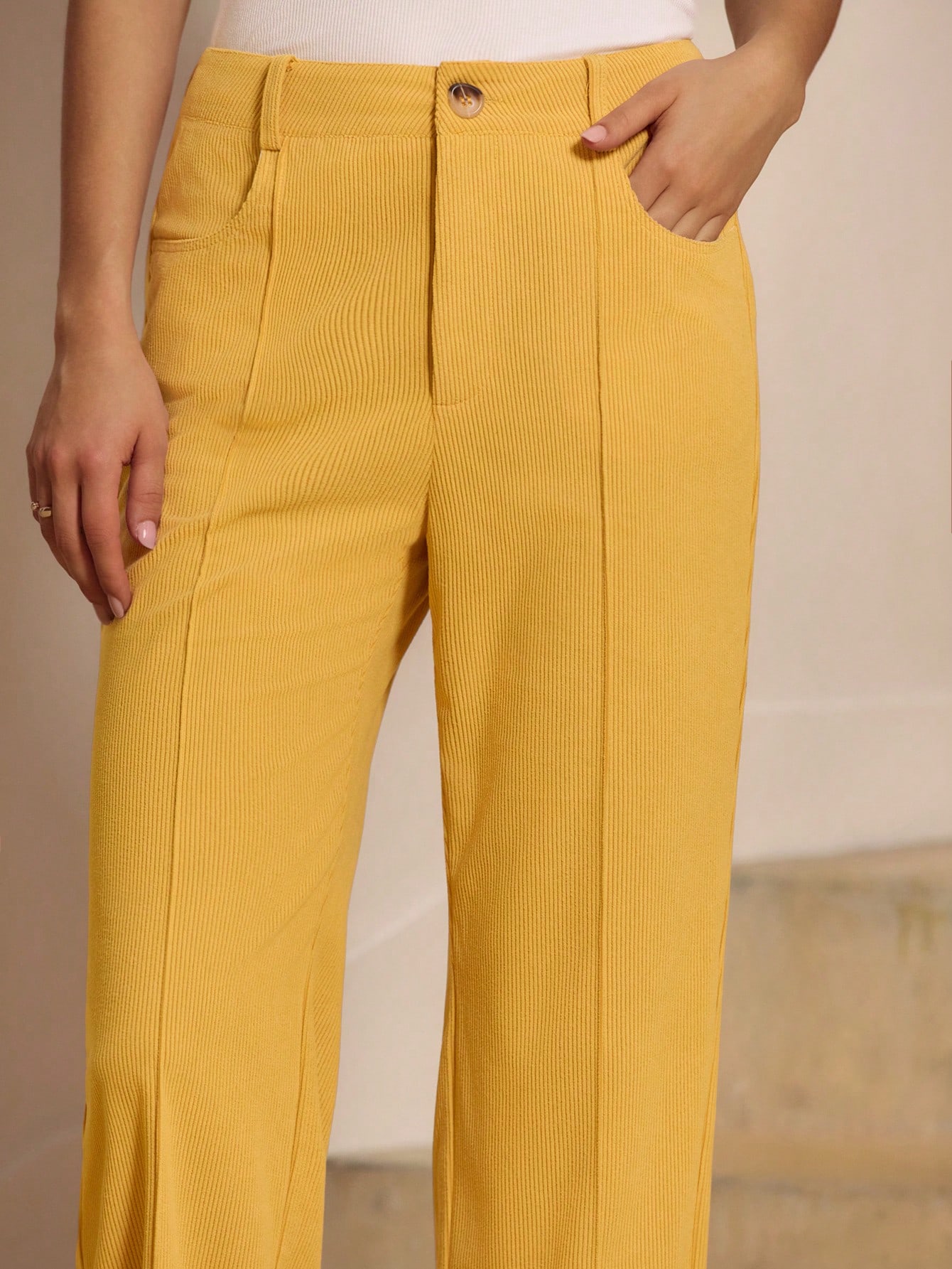 Senfgelbe Cordhose mit Knopfverschluss im Vintage-Stil mit Nahtdetail an der Vorderseite, französischer Pariser Stil