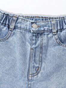 SHEIN ChillGRL 少女阔腿牛仔裤，可爱甜美休闲时尚之选！经典水洗蓝牛仔面料，舒适透气，正面粉白印花设计，弹性腰带饰以仿链条装饰，阔腿剪裁，修饰腿型。适合日常出行、校园休闲、周末旅行、返校季、假期等各种场合，让孩子们每天都充满活力，时尚有型！ - 淺色水洗藍 - 查看 5