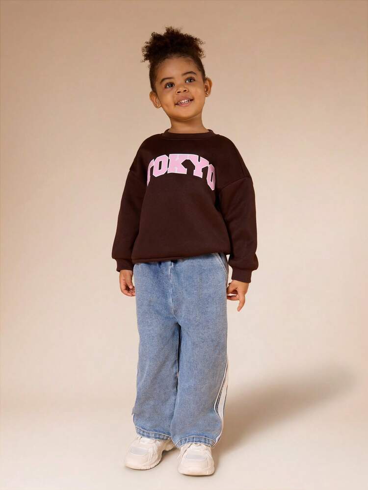Ensemble sweat-shirt imprimé Tokyo et jean en denim