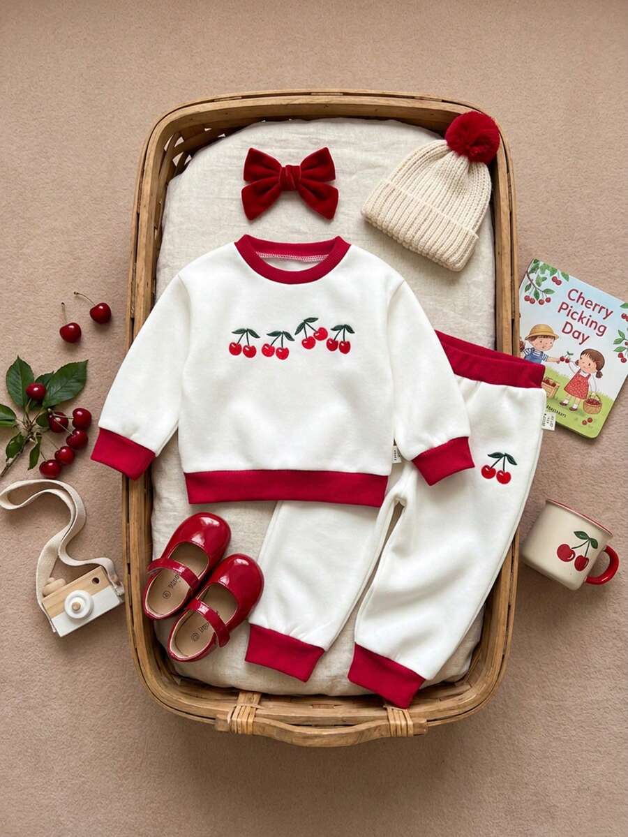 SHEIN 2 piezas Conjunto de niña bebé dulce y lindo con parte superior de sudadera de manga larga con cuello redondo y estampado de cerezas rojas y blancas, y pantalones de chándal con cintura elástica, de textura suave y gruesa, cómodo, para Navidad, Año Nuevo, fiestas, uso diario, primavera, otoño e invierno - Blanco - Ver 1