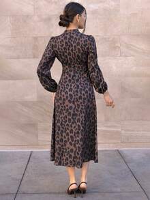 Andrea Bello 法式优雅褶皱前襟设计时尚豹纹长袖连衣裙配腰带度假装女士猎豹印花秋季女装 - 棕色 - 查看 2