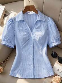 少女蓝白条纹泡泡袖衬衫，复古V领褶皱修身款，适合春夏校园、休闲、约会等场合穿着，泡泡袖设计，复古V领，腰部褶皱修身，时尚百搭，展现青春活力。 - 淺藍色 - 查看 1