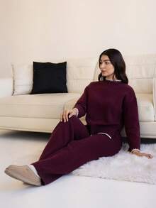 Andrea Bello مجموعة ملابس علوية كنزة بأكمام طويلة وبنطال بتريم متباين للنساء قطعتان - عنابي اللون - مشاهدة 4