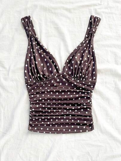 Soleia Elegante damescamisole van gebreide stof met stippen, gedraaide bandjes en plooien, slim fit, geschikt voor vakantie, date, afternoon tea, strand, cruise, stedentrip, eilandvakantie, muziekfestival, boho vakantie. Kan zowel binnen als buiten gedragen worden. Bruine top met stippen voor dames, chocoladebruine top, koffiebruine top met stippen, tanktop, top met V-hals, sexy tops voor dames, zomertop met stippen.