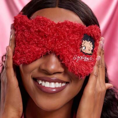 Betty Boop x SHEIN 1 pieza Antifaz para dormir con diseño de bordado de corazón. El bordado exquisito bloquea eficazmente la luz. Hecho de tela suave y esponjosa. Diseño especial. Amor, beso, corazón