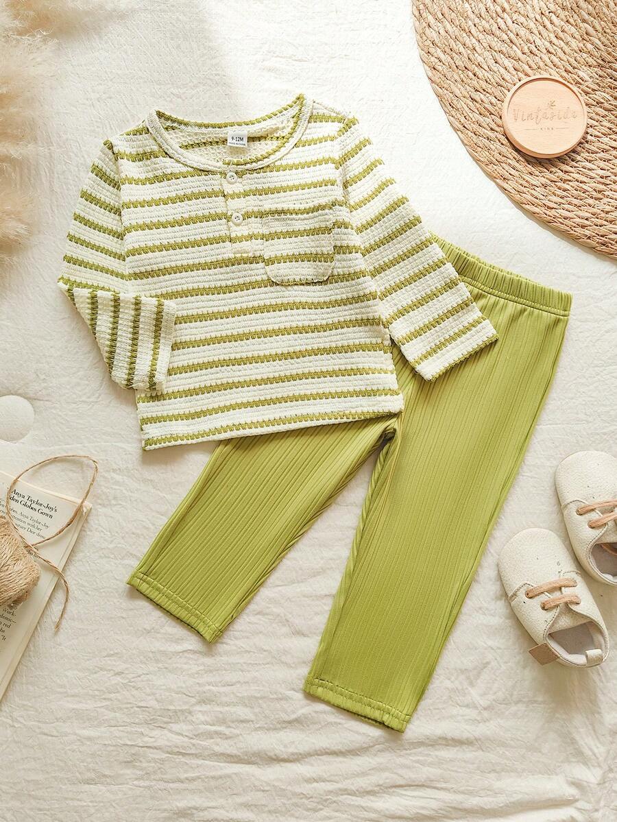 SHEIN Vintaside Kids 男宝宝复古简约条纹长袖上衣T恤搭配撞色长裤套装,适合春秋季日常穿着、外出、聚会、度假、公园等场合。 - 軍綠色 - 查看 1
