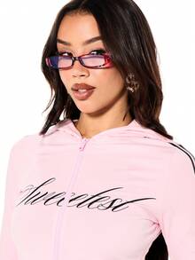 SUMWON WOMEN Kurze, anliegende Zip-Hoodie mit grafischem Aufdruck, Schrifttext und kontrastierenden Streifendetails für lässigen Street-Style