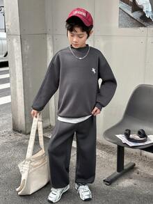 SHEIN Little Byeori 男童休闲韩版宽松刺绣图案圆领卫衣搭配松紧腰裤套装，适合秋冬季节、户外玩耍、上学、街头风、派对和休闲场合。 - 灰色 - 查看 6