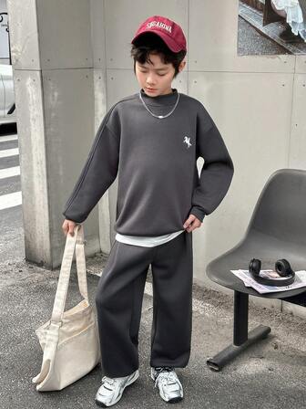 男童休闲韩版宽松刺绣图案圆领卫衣搭配松紧腰裤套装，适合秋冬季节、户外玩耍、上学、街头风、派对和休闲场合。