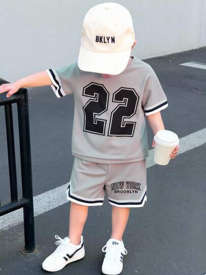 SHEIN Genkimix Kids Set de 2 piezas con camiseta de manga corta de cuello redondo con estampado numérico y pantalones cortos deportivos estampados para niño pequeño, con decoración de cinta, adecuado para uso diario en primavera/verano, deportes, al aire libre, escuela, fiesta, vacaciones