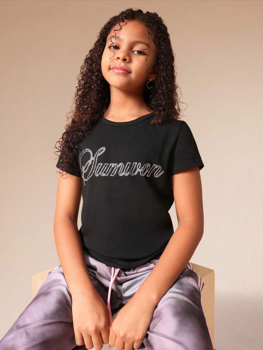 SUMWON Camiseta de cuello redondo de manga corta con texto glamoroso y adornos de strass, estilo informal para vacaciones, para niñas preadolescentes - Negro - Ver 1
