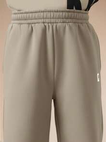 SUMWON Conjunto de sudadera y pantalón jogger con estampado de corona de rey para niños, ajuste relajado, uso casual, atuendo para vacaciones - Beis - Ver 5