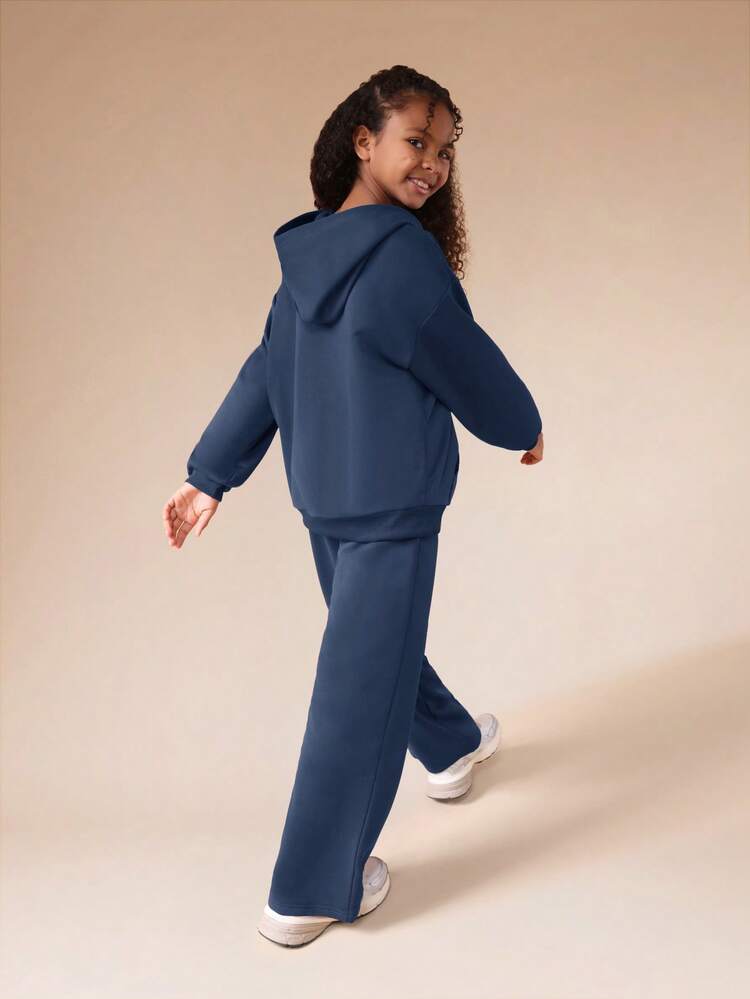 Komplet składający się z bluzy z kapturem i spodni dresowych