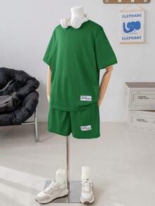 SHEIN 2件套青少年男童休闲宽松舒适织唛装饰短袖上衣和短裤套装，适合春夏穿着 - 墨綠色 - 查看 2