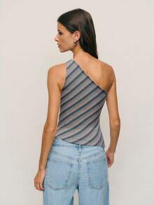 Nöista Gestreiftes Rippstrick-Top mit einem Schulterausschnitt, diagonalen Baby-Streifen und einem selbstbindenden Bund. Der asymmetrische Ausschnitt schafft eine moderne, verspielte Silhouette, perfekt für Outfits für den Frühlingsurlaub, Urlaubsstyling oder zum Layering unter einer Jacke für Geburtstagsfeiern für Frauen. - Blau - Übersicht 2