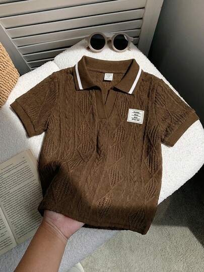 SHEIN 这款男童运动休闲撞色短袖Polo衫，饰有精美细节，适合通勤、上学、日常休闲、度假、旅行、运动、儿童服装、男童服装、学生套装、亲子装、生日派对等场合。适合日常穿着、上学、运动，春夏秋季皆宜。