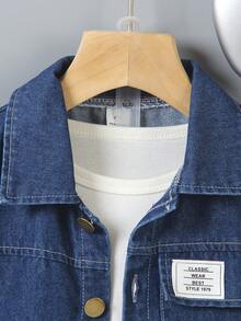 2pcs Young Boy Denim Jacket Set, Denim Vest Paired With Loose Waist Double Pocket Denim Shorts, Metal Buttons And Small Labels On Pockets Are Highlights, Overall Blue And White Color Scheme Is Very Fresh, Suitable For Weekend Outings, Parties, Parks, Back To School Boy Denim Outfit Boy Clothes Sets - Blue and White - View 4