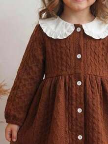 Blossori Elegancka sukienka dziewczęca z długim rękawem i kontrastowym kołnierzykiem zapinana na guziki z przodu - Brązowy - Zobacz 3