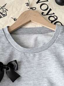 SHEIN 少女风【甜美休闲风！浅灰色3D蝴蝶结休闲两件套】春夏必备慵懒风单品来啦！低饱和度的浅灰色调带来柔和的滤镜效果，短款短袖上衣巧妙勾勒腰线，宽松直筒裤则在修饰身材的同时，巧妙拉长腿部线条。黑色3D蝴蝶结点缀更添甜美休闲气息。 - 灰色 - 查看 3