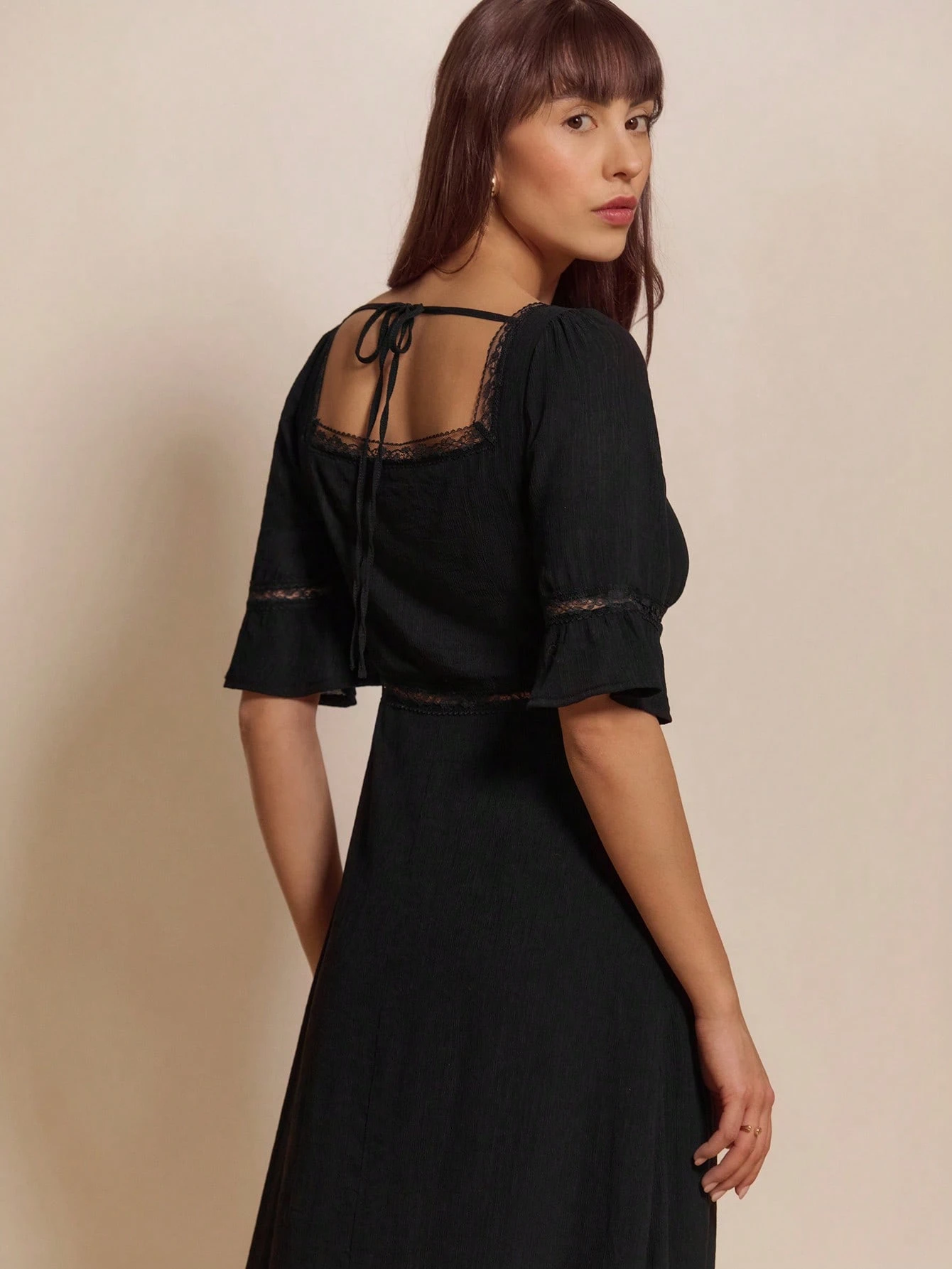 Elegantes schwarzes Spitzenkleid mit Midi-Länge und festlichem Flair