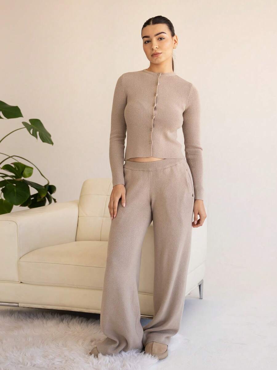 Andrea Bello Conjunto de cárdigan de manga larga con botones, pantalones de punto elásticos relajados y punto acanalado. Elegante, sexy y de estilo callejero para otoño y salidas nocturnas. - Gris - Ver 1