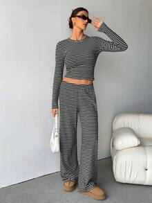 SHEIN Tall 女士休闲家居睡衣套装,包含条纹圆领长袖T恤和宽松条纹直筒裤,适合日常穿着、运动、春夏/夏季、返校季穿着。棕色条纹两件套,舒适两件套,长袖两件套。 - 灰色 - 查看 10