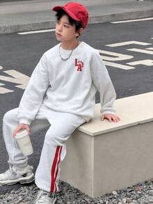 SHEIN Little Byeori 2 pièces Ensemble Sweat-shirt à capuche rayé polyvalent pour enfants et adolescents garçons, avec pantalon ample unicolore. Ensemble deux pièces en tricot, convient pour l'école, le jardin, la plage, les anniversaires au printemps, en été, en automne et en hiver