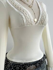 Elamini 1件复古性感女士修身长袖T恤，深V蕾丝拼接，弹力面料，抓绒，军绿色，通勤休闲两相宜 - 杏色 - 查看 3