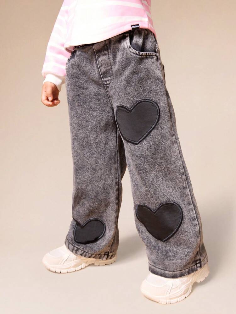 Jeans a gamba larga con applicazione a cuore