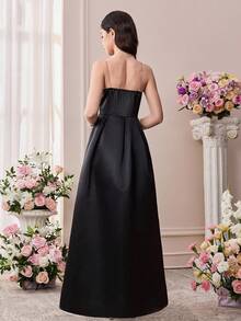 Pitira 这款优雅的缎面拼接无袖褶皱腰连衣裙，适合少女穿着，可用于派对、约会、家庭聚会、正式场合、返校季、校园风、通勤、购物、婚礼、生日派对、毕业舞会和伴娘活动等场合。裙摆饰有荷叶边，并采用高开衩设计，也可作为婚礼宾客、毕业典礼和宴会的正式晚礼服。 - 黑與白 - 查看 2