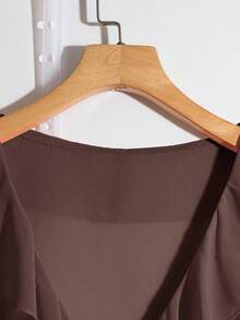 SHEIN Clasi Áo kiểu dáng thanh lịch tối giản, màu trơn, cổ chữ V, tay ngắn, viền bèo nhún, cỡ lớn. - màu nâu - Xem 3