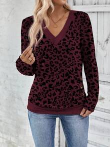 EMERY ROSE Áo thun dài tay cổ chữ V thời trang, dáng suông, có bèo nhún ở gấu, 3 nút cài, nền màu đỏ rượu vang phối họa tiết da báo đen, thích hợp cho mùa xuân và mùa thu. - Nhiều màu - Xem 3