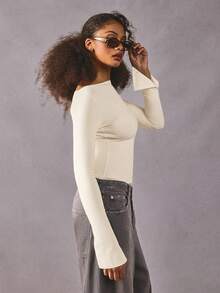 Athîral Camiseta ajustada con cuello de barco, manga acampanada y puño con abertura, de color blanco sólido y estilo casual elegante para mujer, otoño/invierno - Beis - Ver 5