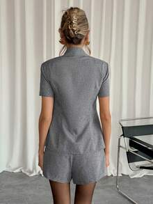 Siren Gaze Minimalistyczny, codzienny, jednokolorowy damski top z krótkim rękawem i szorty, 2 sztuki - Szary - Zobacz 2