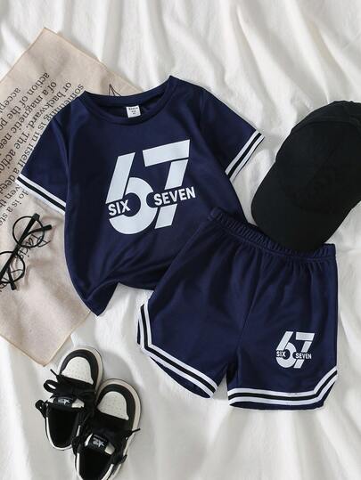 SHEIN Streecool Kids Bộ 2 áo thun cổ tròn tay ngắn in số và quần short thể thao in họa tiết cho bé trai, có trang trí ruy băng, thích hợp mặc hàng ngày mùa xuân/hè, thể thao, ngoài trời, đi học, tiệc tùng, nghỉ dưỡng