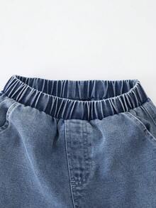 SHEIN Explorewe 两件套男童夏季新款圆领T恤搭配水洗牛仔裤。T恤采用牛仔布面料，饰有口袋字母印花和丝带装饰，与水洗牛仔裤面料相得益彰，呈现独特的造型效果。简约时尚的设计，展现男孩的个性魅力，适合日常休闲和校园穿着，可轻松应对不同季节的搭配需求。 - 白色 - 查看 6