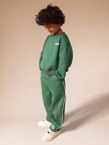 SUMWON 山峰图案卫衣和运动裤套装，圆领长袖，中央口袋和侧边条纹细节，适合日常休闲度假穿着。 - 墨綠色 - 查看 2