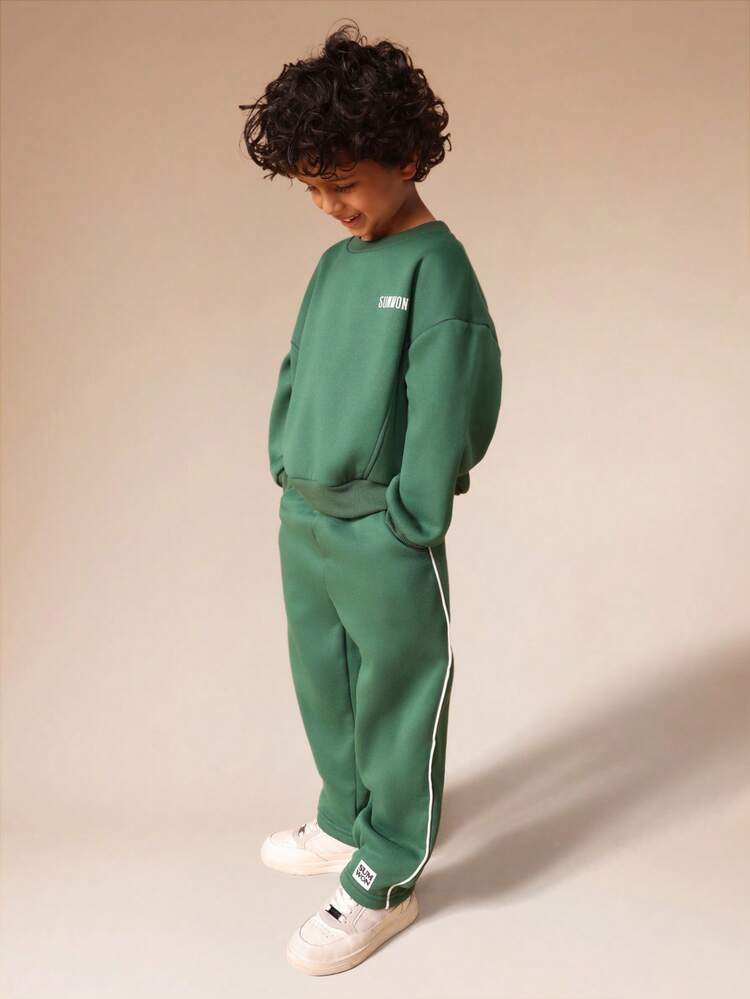 Felpa e jogger con grafica di montagna e strisce laterali