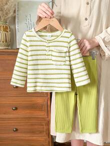SHEIN Vintaside Kids 男宝宝复古简约条纹长袖上衣T恤搭配撞色长裤套装，适合春秋季日常穿着、外出、聚会、度假、公园等场合。 - 軍綠色 - 查看 4