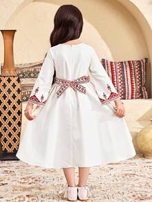 SHEIN فستان طويل الأكمام مناسب للسفر والعطلات، بطراز ريفي، كاجوال، بوهيمي، مصنوع من قماش منسوج مطبوع مناسب للفتيات الصغيرات - أبيض - مشاهدة 3
