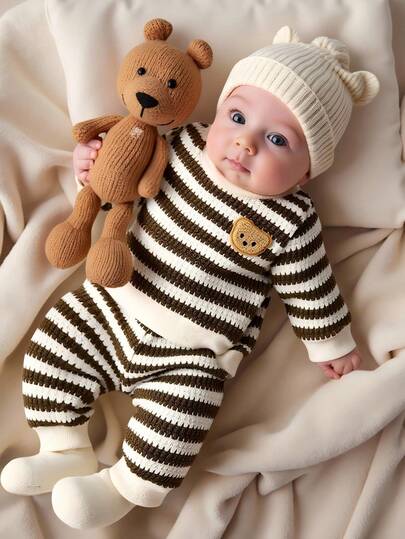 SHEIN 新生男宝宝黑白条纹圆领长袖泰迪熊图案上衣，搭配同色裤子，时尚休闲，简约可爱