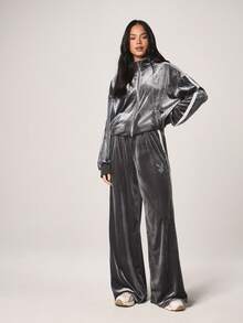 Missguided x Playboy 天鹅绒拉链卫衣，侧边饰有条纹和水钻logo，适合休闲冬季穿着 - 灰色 - 查看 4