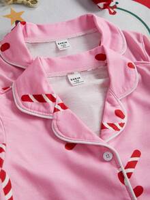 Set di abbigliamento natalizio con stampa di bastoncini di zucchero - Set da 4 pezzi con camicia a maniche lunghe e corte con bottoni e pantaloncini con colletto arricciato con motivo a bastoncini di zucchero, comodo abbigliamento natalizio. - Rosa - Visualizzare 3