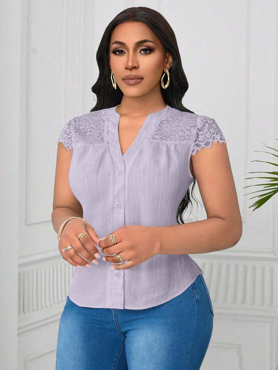 SHEIN Clasi 大码撞色蕾丝V领纹理面料衬衫 - 淡紫色 - 查看 1